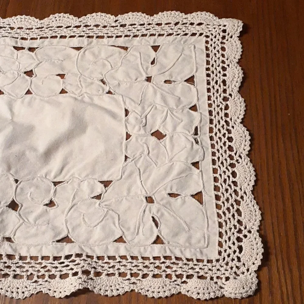 Ecru linen w/stitched design ecru crocheted edging‎ & mat